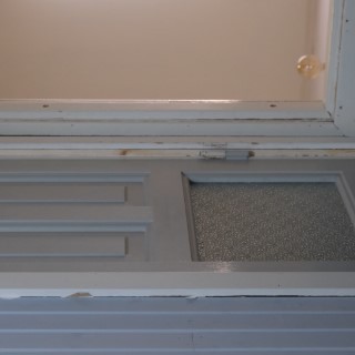 Detaljbild av spegeldörr med glas